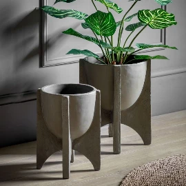 Titus Planter